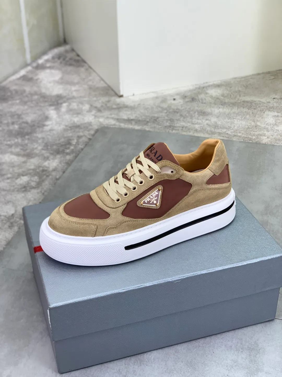 Men's shoes 💰P560💰 [New model] High version official website popular model is on the market, 🆘 Trendy brand (Prada) mainly promotes popular model, avant-garde and versatile fashionable men's shoes private version mold opening, cowhide surface splicing 1:1.. Stylish and simple, original imported cowhide lining cowhide feet; the atmosphere and personality are more fashionable, eye-catching and pursuing class. It will subvert the old idea and be a must-have for fashion trendsetters with you! Must keep it for yourself! Tall and comfortable, large and low, high-end quality workmanship. Size: 38-45; multiple colors available.